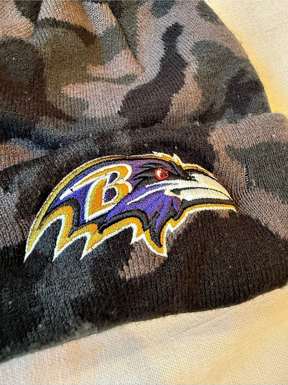 NFL Team Apparel Camo Knit Beanie  Black & Gray —1 youth size